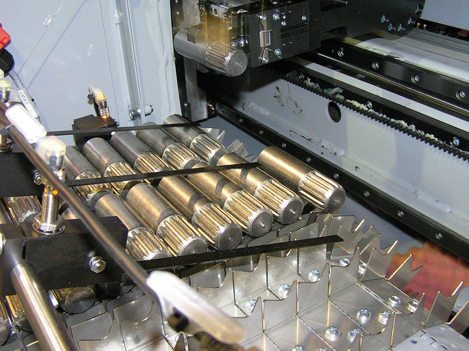 Production de composants de pompe avec le MAXXTURN 45 équipé d’un bras de chargement automatique